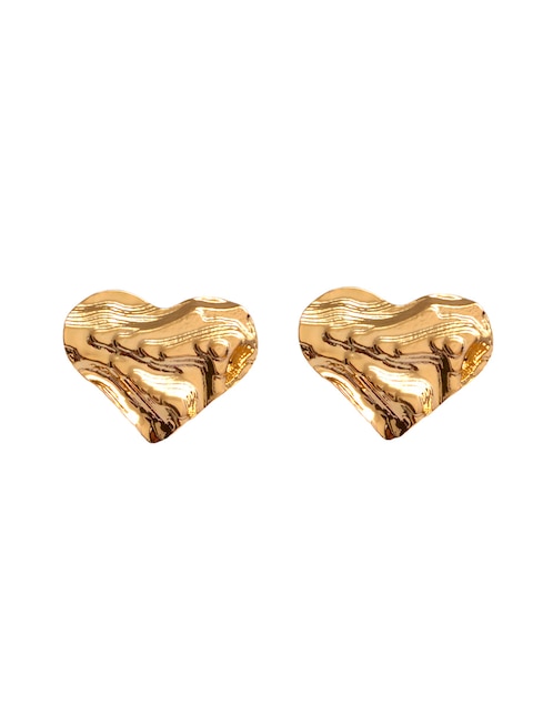 Aretes cortos de corazón 18 k con acabado chapa de oro