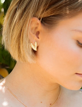 Aretes cortos de corazón Girondela 18 k con acabado chapa de oro