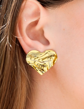 Aretes cortos de corazón Girondela 18 k con acabado chapa de oro