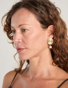 Aretes largos Weekend con acabado brillante