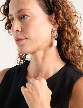 Aretes largos Weekend con acabado brillante