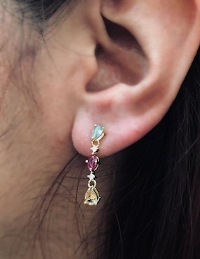 Aretes largos Mashala con acabado baño de oro 14 K zirconia