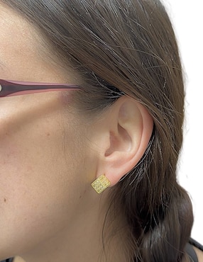 Aretes cortos de cubo Mashala con acabado baño de oro 14 K zirconia