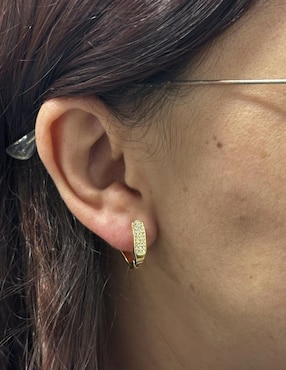 Aretes cortos Mashala con acabado baño de oro 14 K