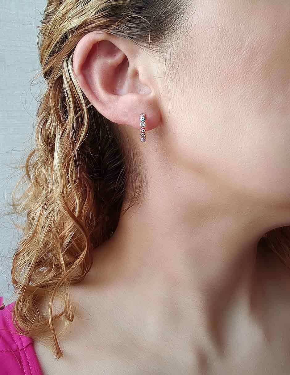 Aretes huggies de ojo acabado esmaltado 6