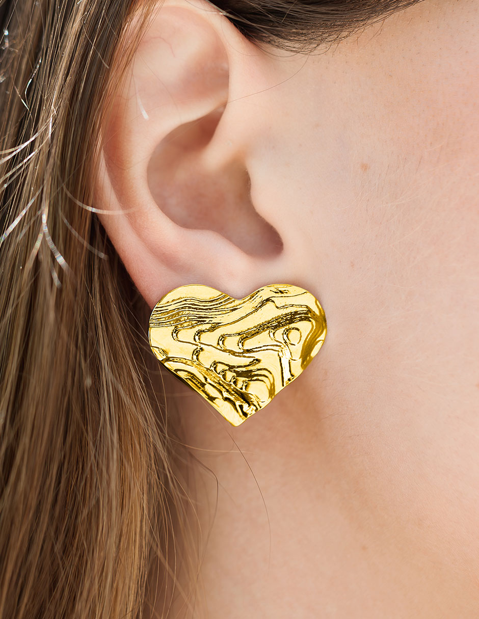 Aretes cortos de corazón 18 k con acabado chapa de oro 3