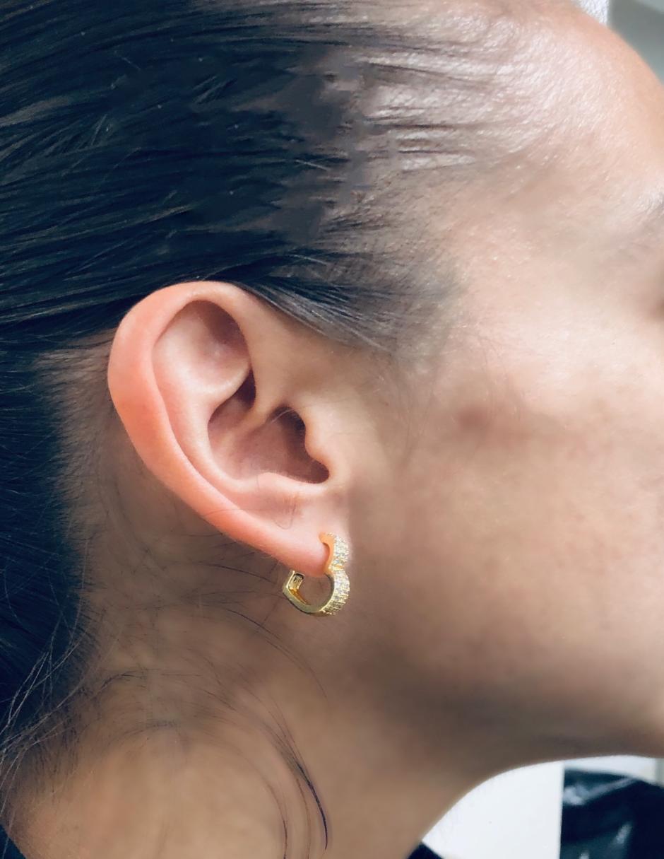 Aretes cortos de corazón con acabado baño de oro 14 k  zirconia 3