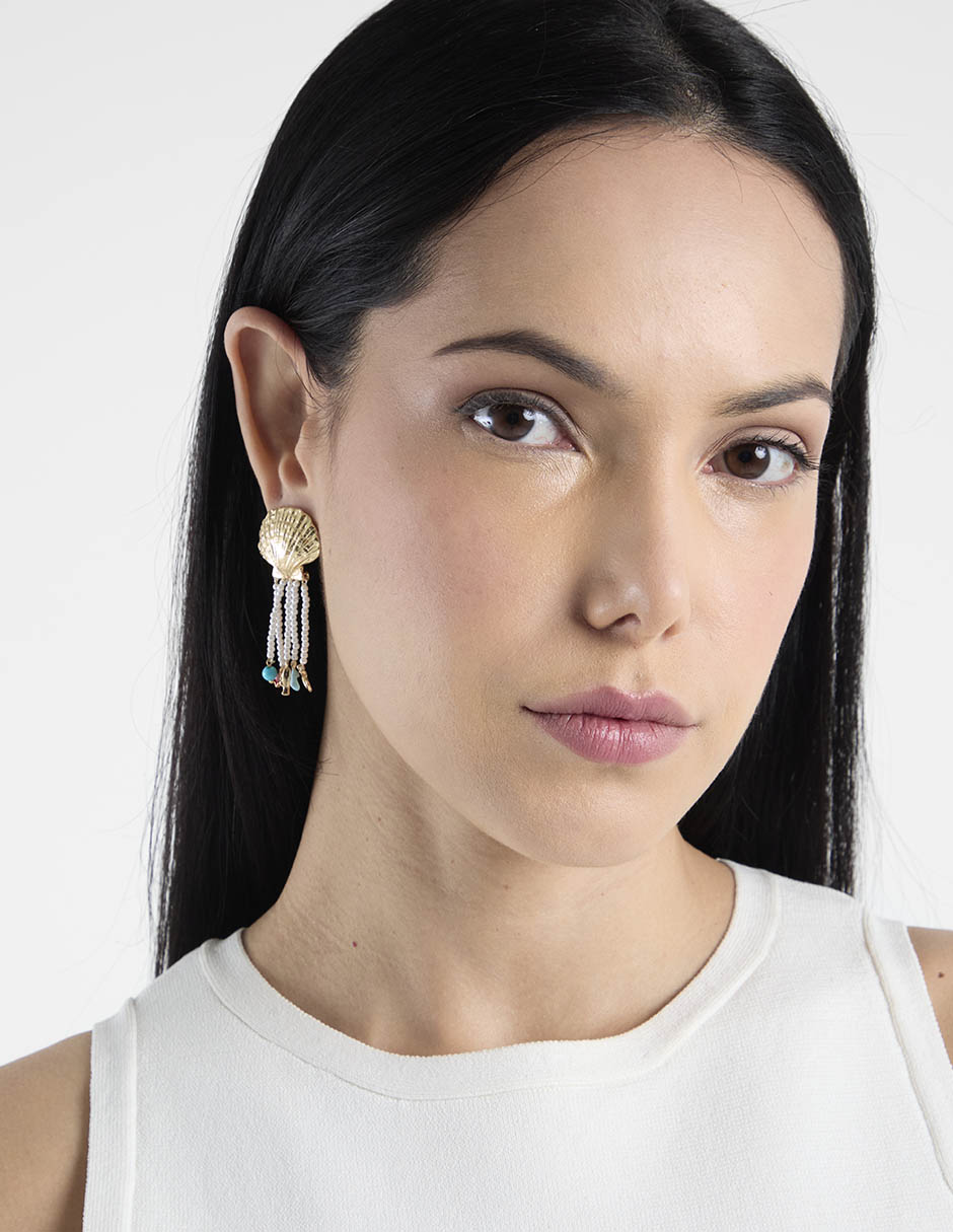 Aretes largos de concha con acabado brillante 4