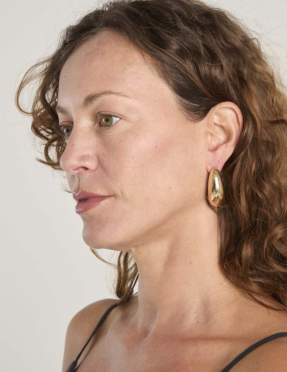 Aretes largos con acabado brillante 4