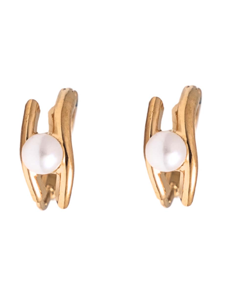 Aretes Huggies con acabado chapa de oro 18 K perla Aretes Huggies con acabado chapa de oro 18 K perla