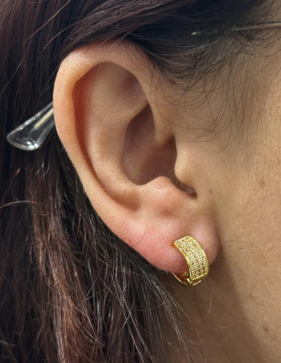 Aretes cortos 14 K con acabado baño de oro 2